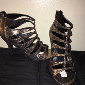 Gold show stopping opened toed shoes!
